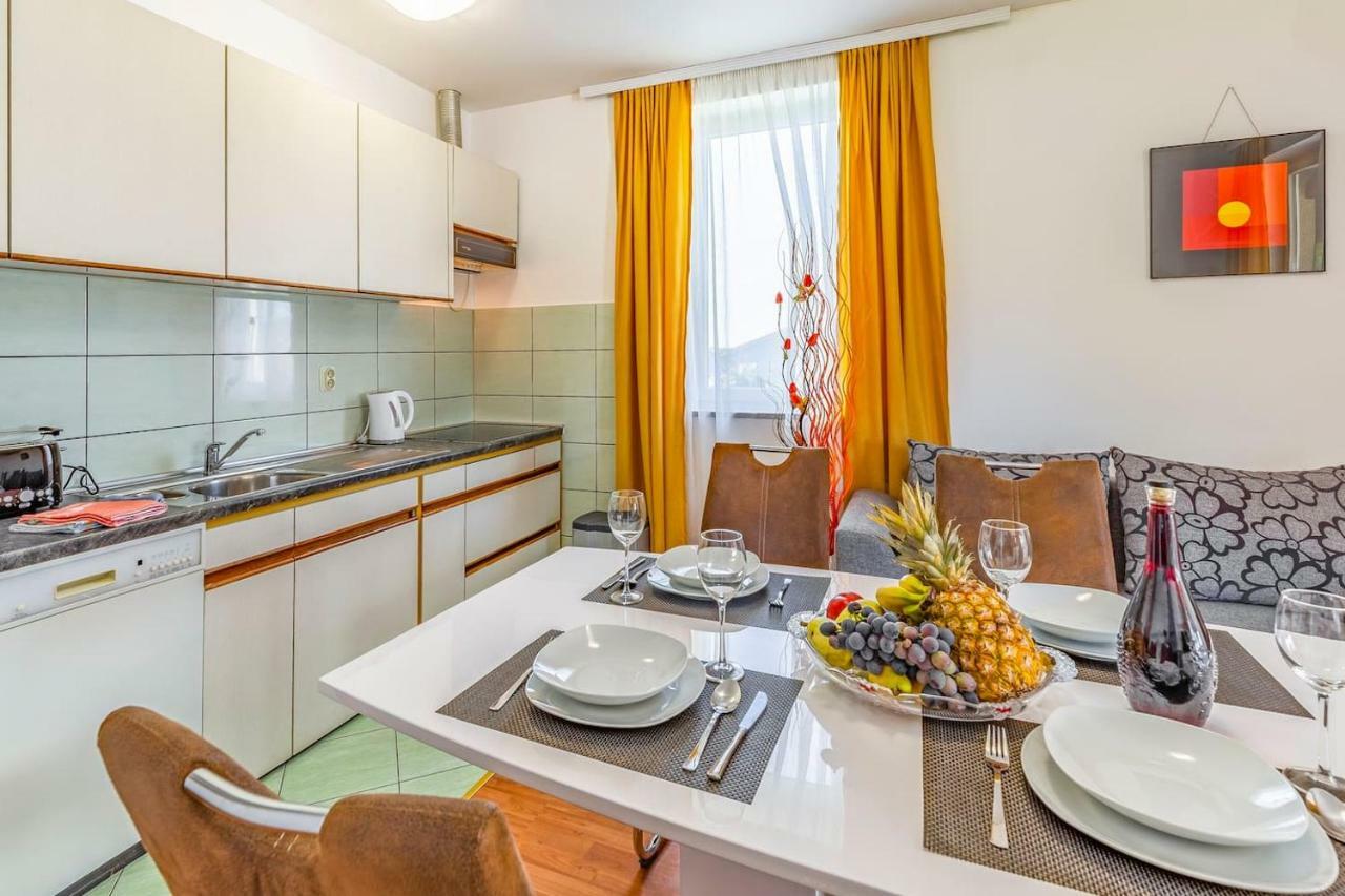 All Seasons Apartment Pula Luaran gambar