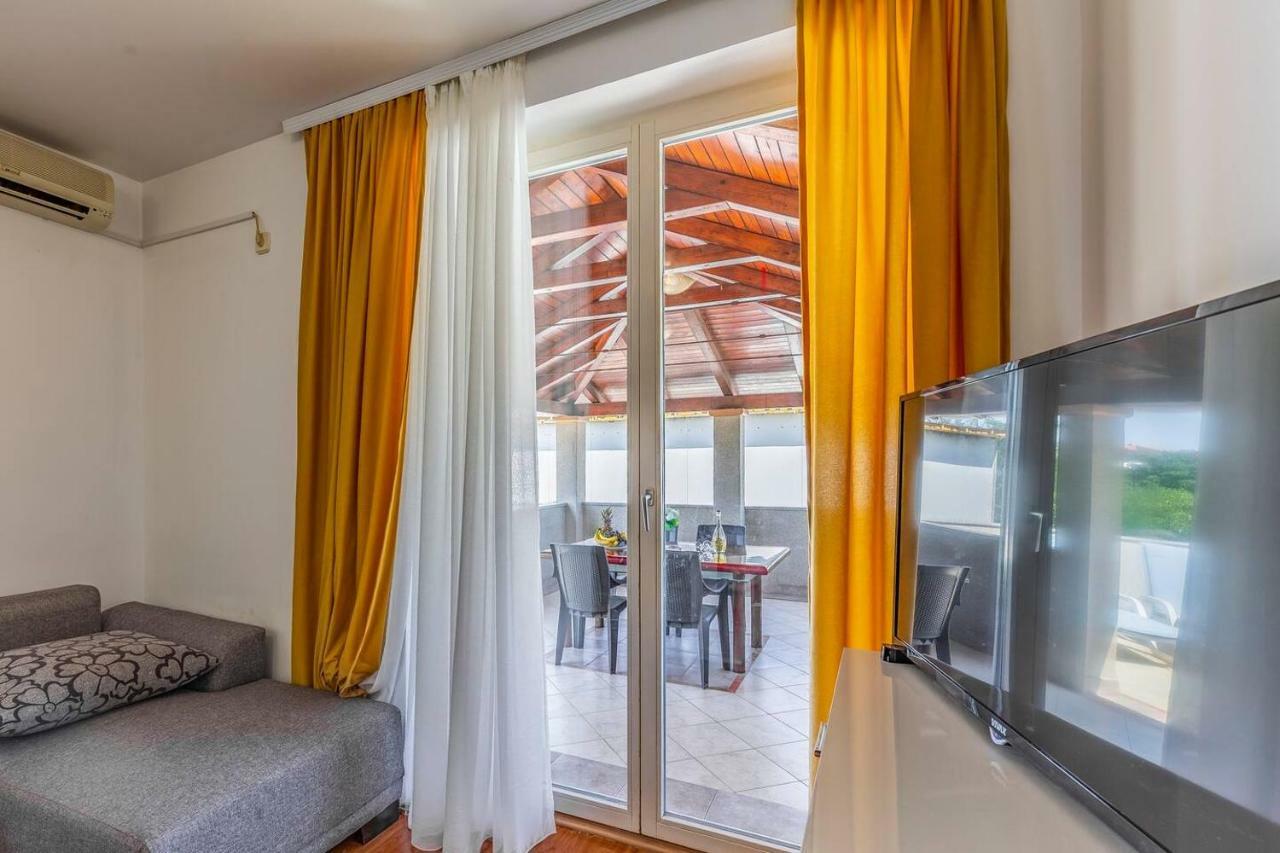 All Seasons Apartment Pula Luaran gambar